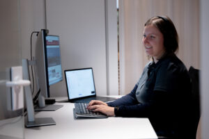 Michaela mit Headphone