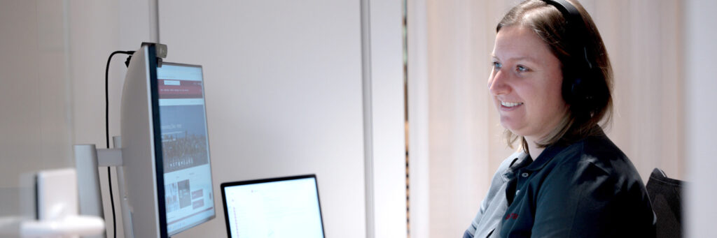 Bild Michaela am Arbeitsplatz